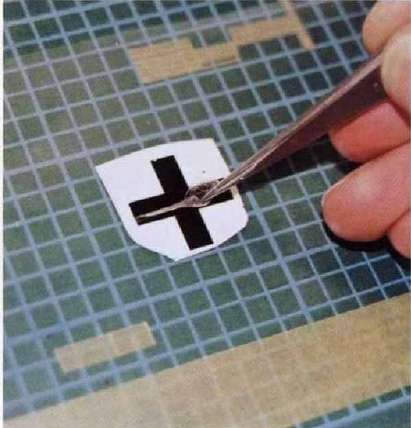 Удалите пленку в центре креста, чтобы показать ваш новый шаблон.