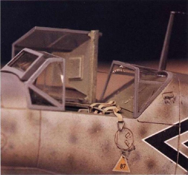 Обратите внимание на привязной ремень и предохраняющую пружину фонаря на этом Bf 109F-4. Пружину сделать просто, наматывая некоторое количество провода для плавкой вставки на иглу и раздвигая витки, чтобы сделать растянутую пружину, которую потом отрезать по размеру