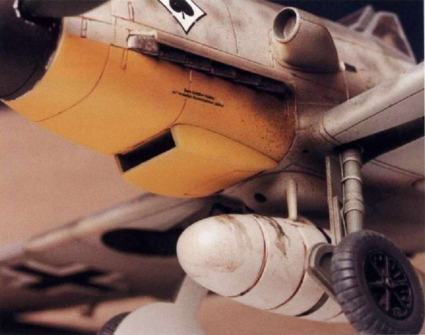 Капли масла выглядят эффектно на подфюзеляжном баке этого Bf 109F-4. 