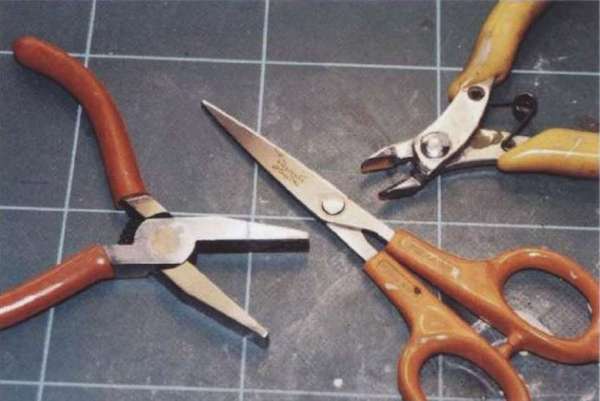 Три ключевых инструмента: слева направо - плосконосые плоскогубцы, используемые для сгибания фототравленных деталей, ножницы для вырезания декалей и маленьких медных деталей, бокорезы для отделения деталей от литниковых рамок