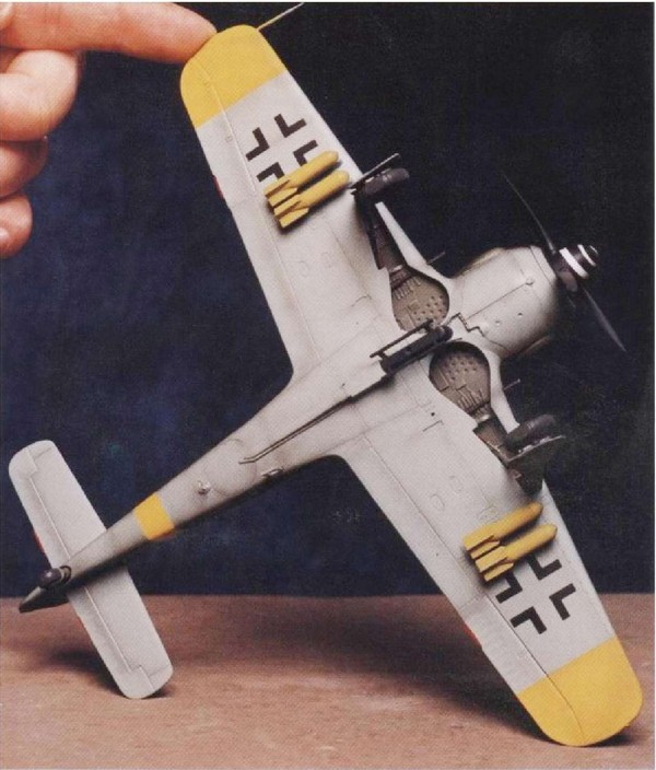 Нижняя поверхность Fw 190F-8. Заметьте использование краски Smoke (X-19) от Tamiya