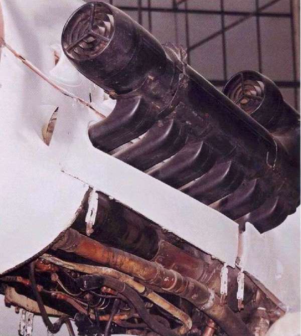 Нижняя часть капота двигателя была снята с этого Bf 110G-4 -обратите внимание на массивные пламегасители снаружи двигателей и трубопроводы двигателя.